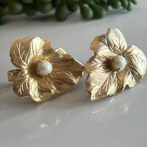 Sarah Coventry Vintage Gold Leaf Clip On Earrings.